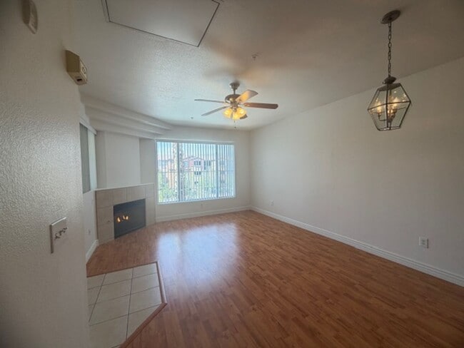 Building Photo - COZY 1 BED CONDO FEATURING A DETACHED 1 CAR GARAGE