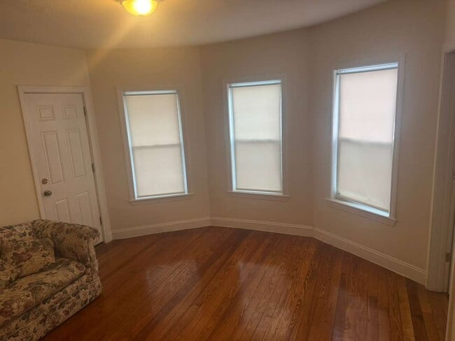 Building Photo - 293 School St