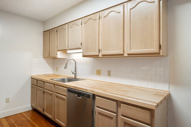 Building Photo - 71 Benefit St