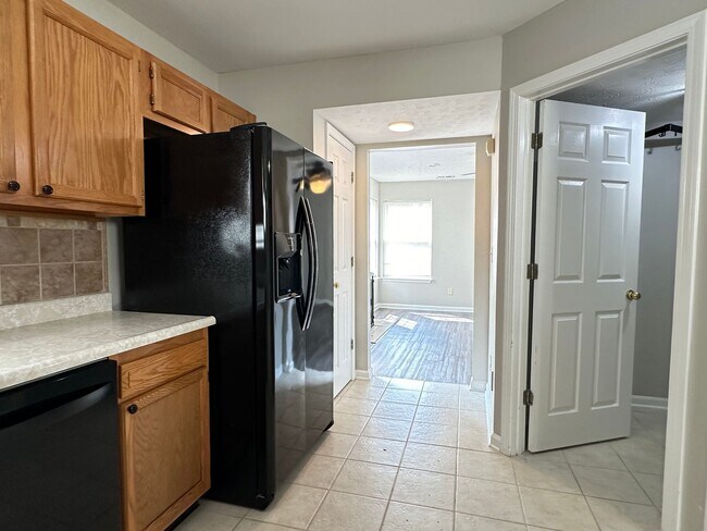 Building Photo - Beautiful 3 BR, 2.5 Bath House in Georgetown! Open Layout, Fenced Backyard, Attached Garage