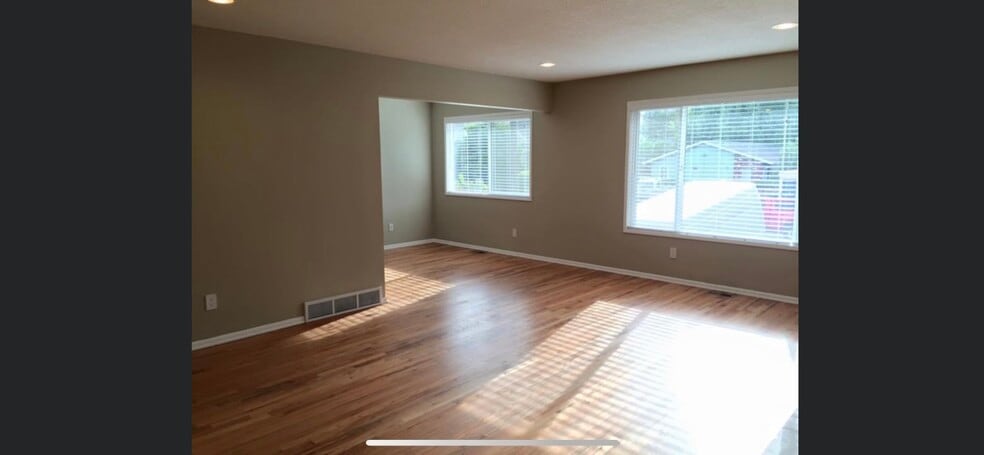 Building Photo - 4002 SE 33rd Plz