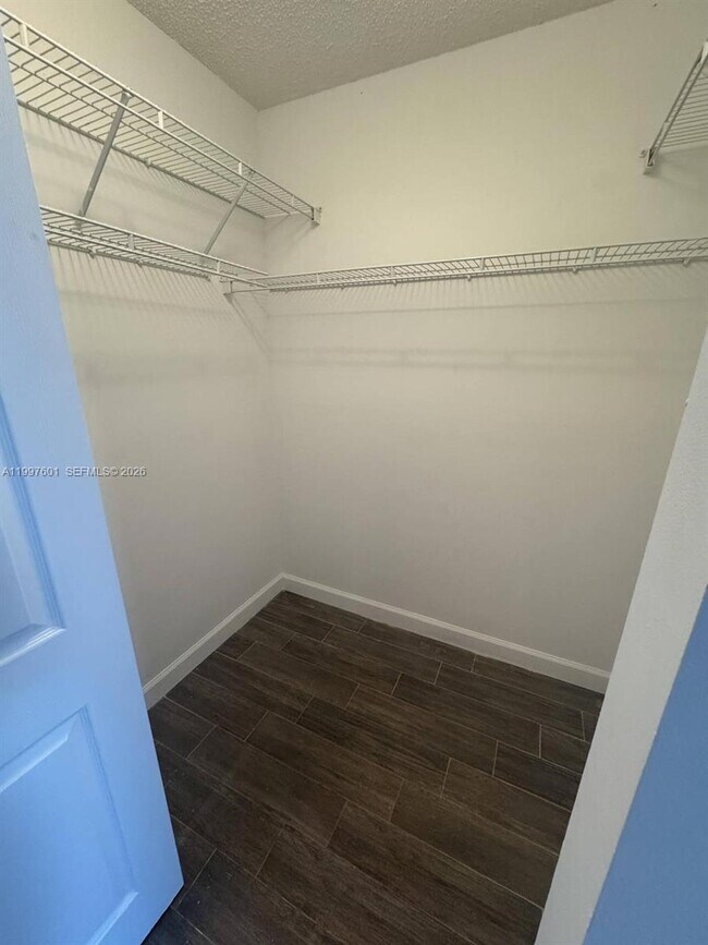 Building Photo - 1155 Brickell Bay Dr