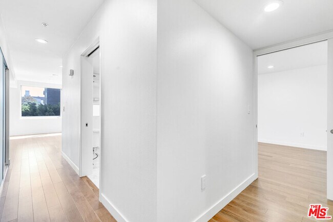 Building Photo - 901 Flower St