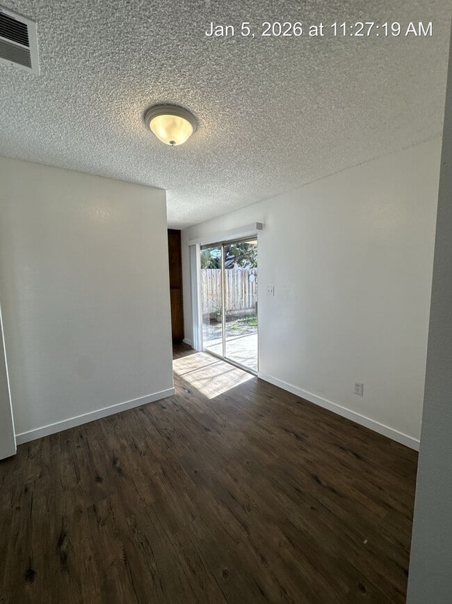 Building Photo - 2710