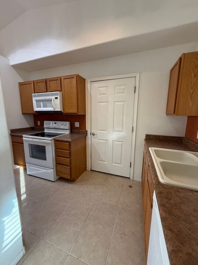 Building Photo - 751 Skyview Ln