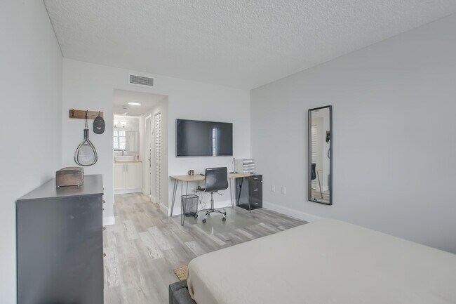 Building Photo - 500 Bayview Dr