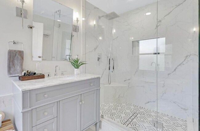 Building Photo - 6086 Seminole Gardens Cir
