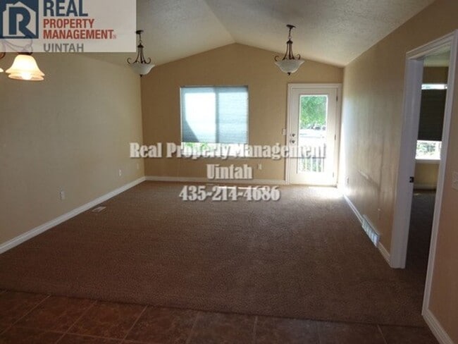 Building Photo - 3 Bedroom Condo With 2 Car Garage.