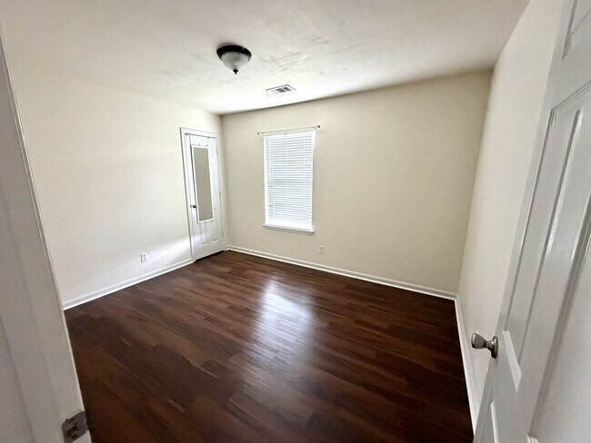 Building Photo - 212 Finn Cir