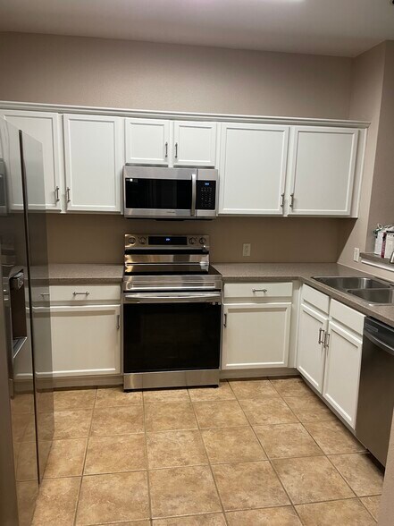 Building Photo - 2220 Stoneleigh Pl