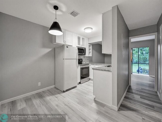 Building Photo - 9845 Riverside Dr