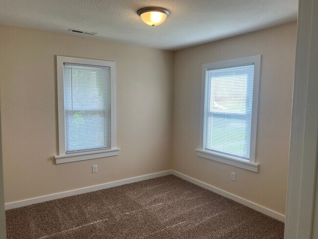 Building Photo - Recently Updated 3 Bedroom near OTC
