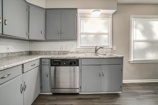 Building Photo - Your Cozy Kansas City Retreat Awaits – Wit...
