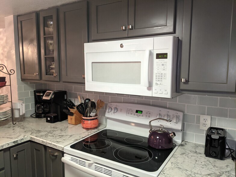 Building Photo - 850 S Tamiami Trl