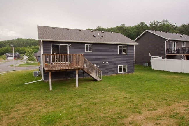Building Photo - Beautiful and Spacious 4 Bedroom 3 Bath Available For Rent!