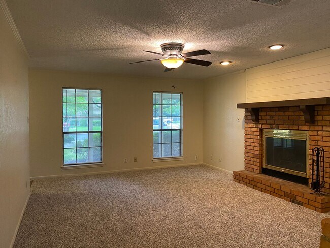 Building Photo - 3 BEDROOM, CORNER LOT