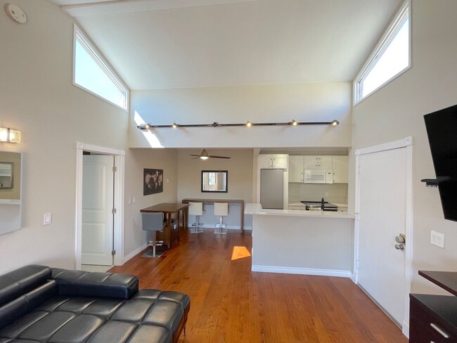 Building Photo - Beautifully Remodeled Upstairs Condo in Bo...