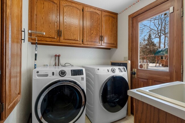 Building Photo - 5 BEDROOM 4.5 BATH PRIVATE BACKYARD