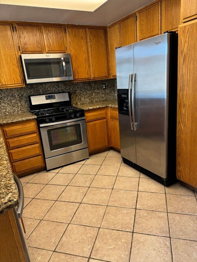 Building Photo - Beautiful 3 Bedroom House in Private Fontana Area CA 92337