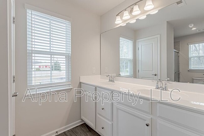 Building Photo - 520 Huntingdale Pl