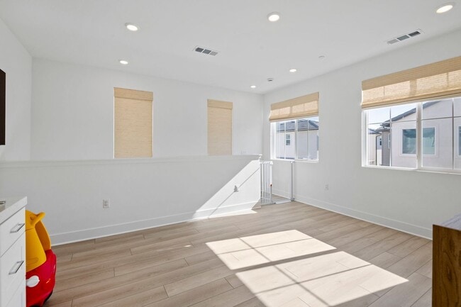 Building Photo - Beautiful 5bed/4bath for Rent Home at Great Park