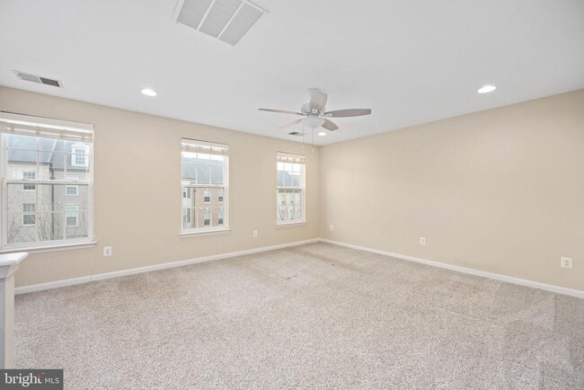 Building Photo - 214 Almond Dr