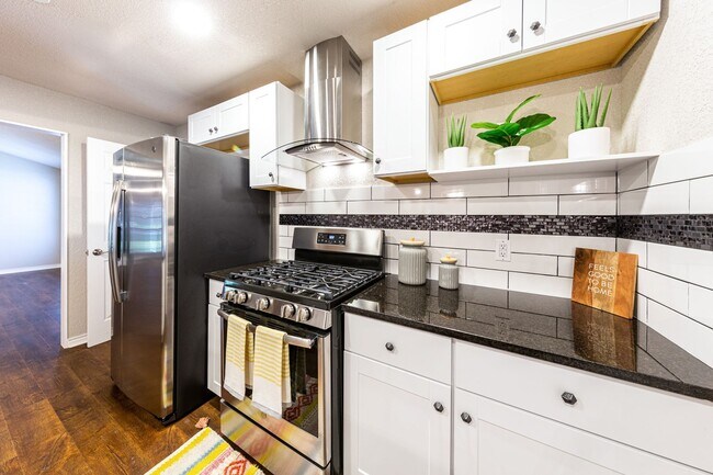 Building Photo - BEAUTIFULLY RENOVATED ONE STORY HOME IN A ...