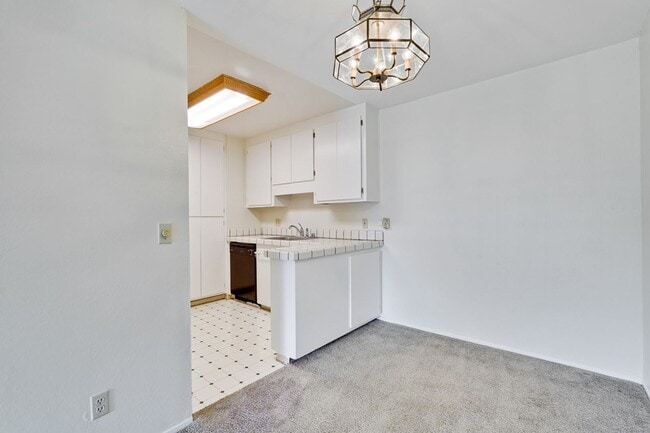 Building Photo - Top Floor Unit - Balcony - Elevator Access - Community Pool & Tennis Court