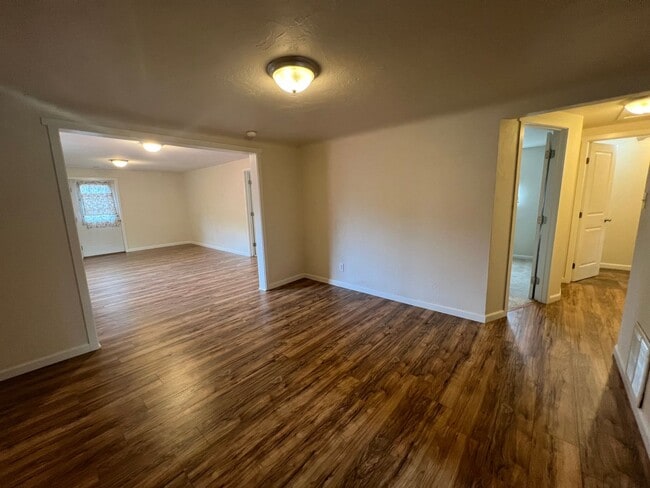 Building Photo - Blocks to the Ferry, Shipyard, Manette & More! 2 BR Available in DT Bremerton!