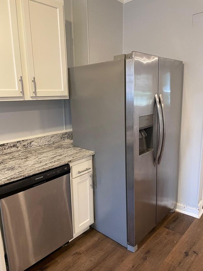 Building Photo - 3840 Dolfield Ave