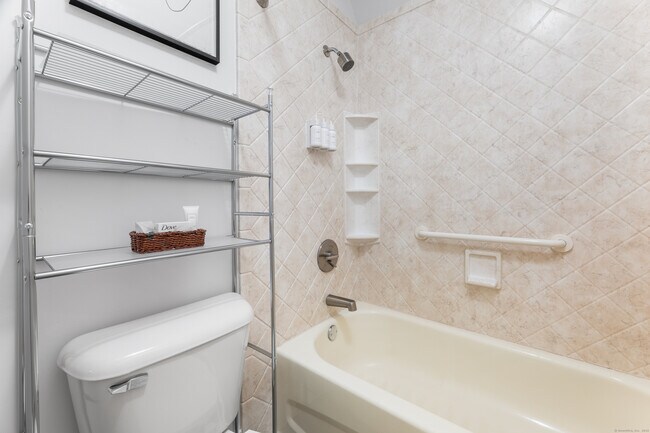 Building Photo - 2124 Old Pond Ln