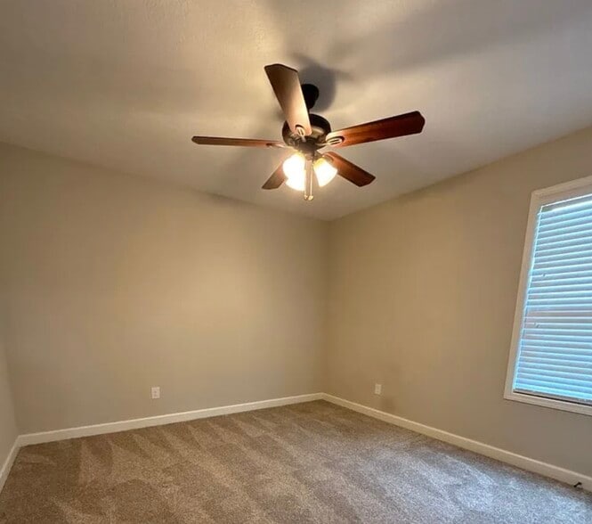 Building Photo - 322 Hidden Springs Ln