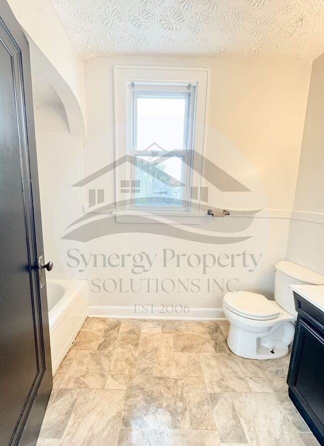 Building Photo - Bartley Ave 46 - 46 1/2