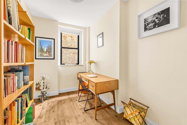 Building Photo - 320 W 89th St