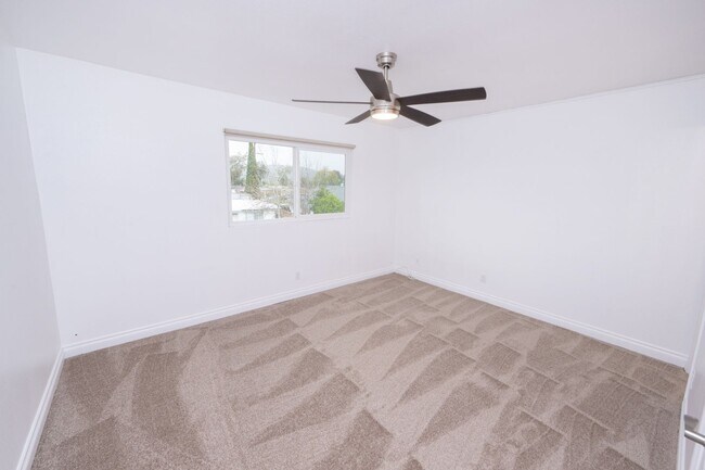 Building Photo - 2BR/1.5BA Condo! 2 parking spaces