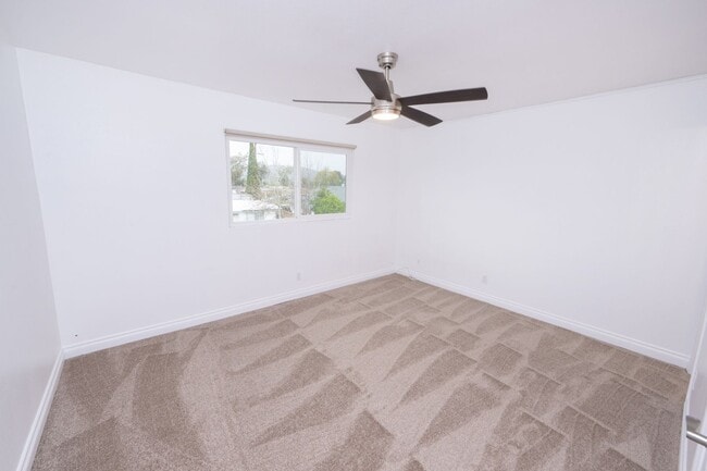 Building Photo - $500 off first month rent! 2BR/1.5BA Condo! 2 parking spaces