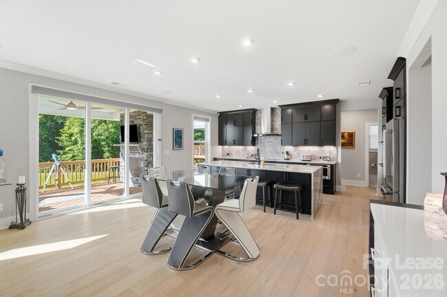 Building Photo - 5225 Glenwalk Dr