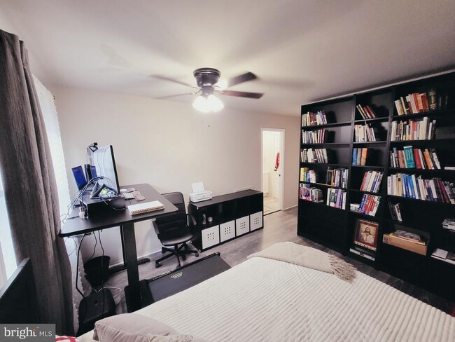 Building Photo - 9364 Neil Rd