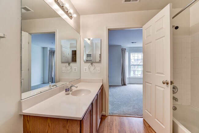 Building Photo - 3 Bed 2 Bath - Germantown Condo - Washer/Dryer In Unit