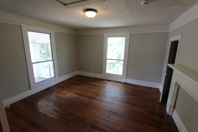 Building Photo - 442 Hall St