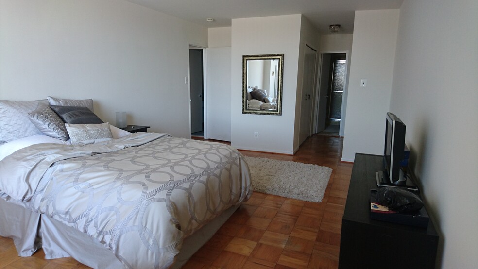 Master bedroom with master bathroom - 5101 River Rd