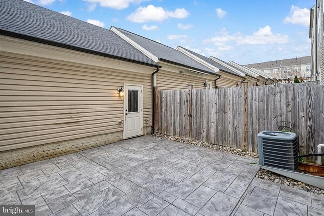 Building Photo - 214 Almond Dr