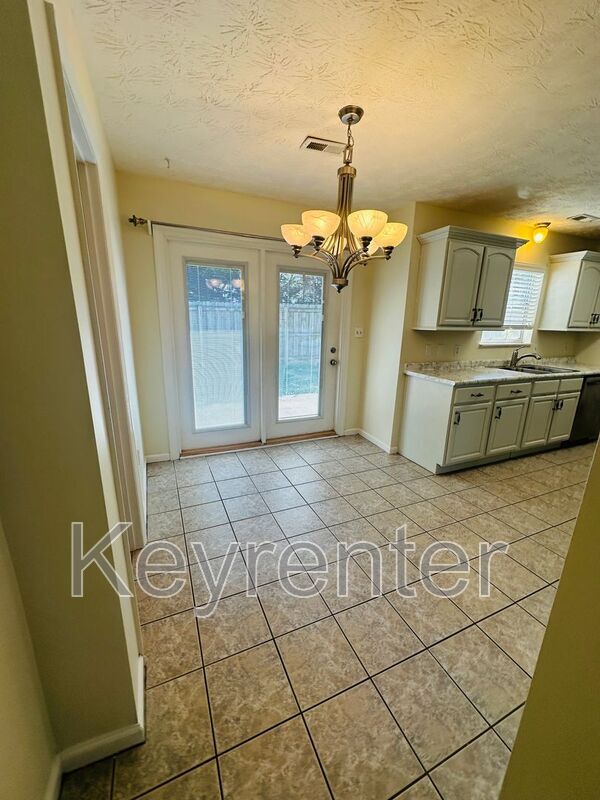 Building Photo - 2207 Crestpark Rd