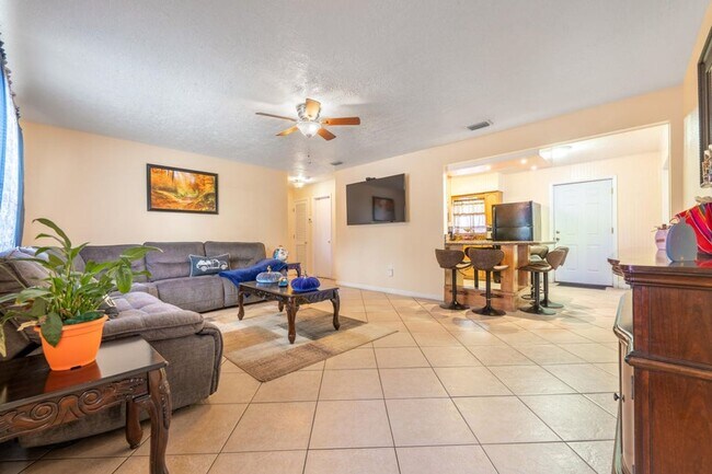 Building Photo - Charming 3 bedroom Home with Huge Fenced Yard