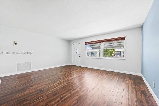 Building Photo - 910 SW 6th Ave