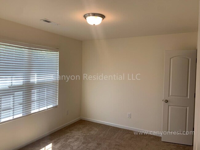 Building Photo - Recently Renovated!!Beautiful 4BR home.