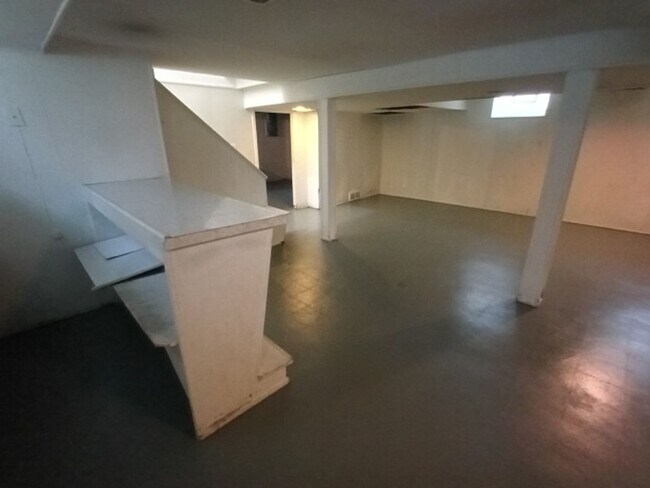 Building Photo - 3 bedroom, 1 bath, brick bungalow now available! $1,500