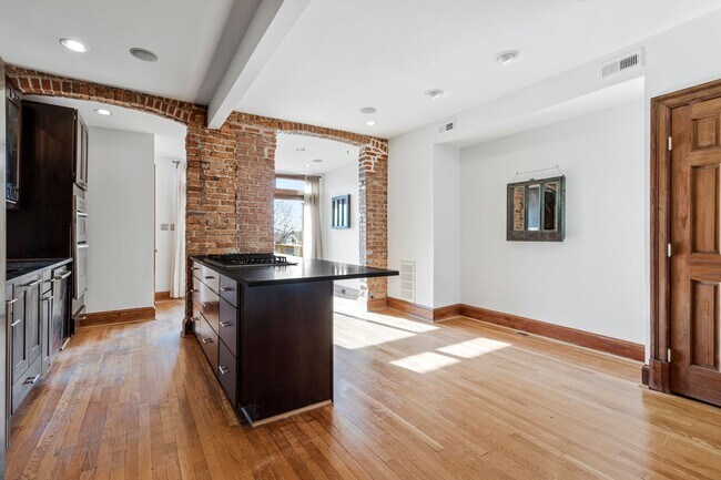 Building Photo - Big and Comfy Townhouse