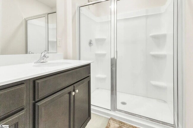Building Photo - 3 bed, 2.5 bathroom Townhouse