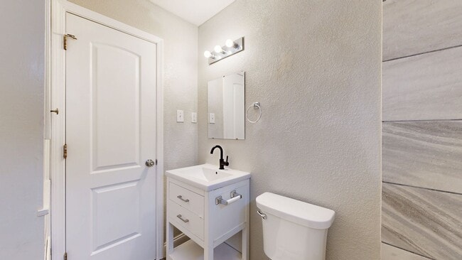 Building Photo - 2 WEEKS FREE RENT + $995 A MONTH!!!